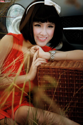 Angela Phương Trinh - sang trọng khoe dáng bên xế hộp