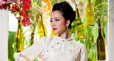 Linh Nga, dịu dàng với áo dài lụa
