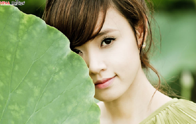 Midu, đẹp dịu dàng với sen