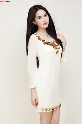 Ngọc Trinh - sang trọng với đầm hoạ tiết