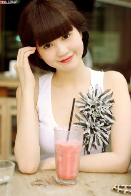 Ngọc Trinh - làm điệu với tóc tết